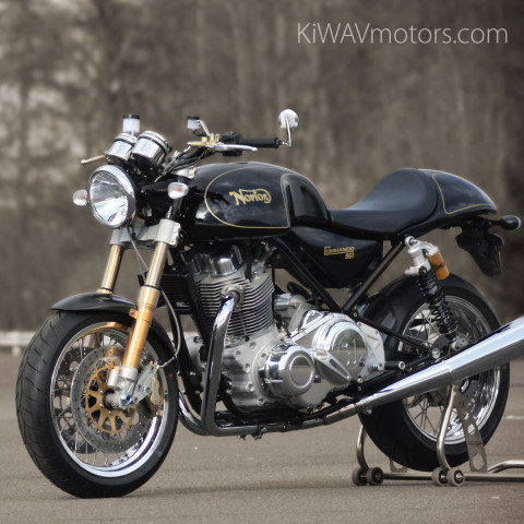 65N round bar end mirrors on a Norton Commando 961 motorcycle.