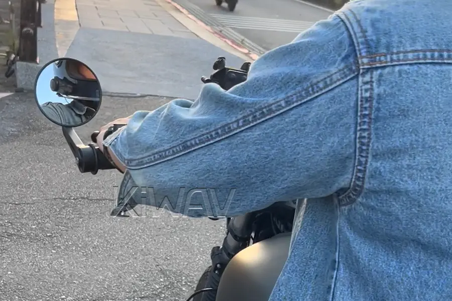 必ずバイクに跨り、実際に走行する時の前傾姿勢や視線に合わせて最終調整を行ってください