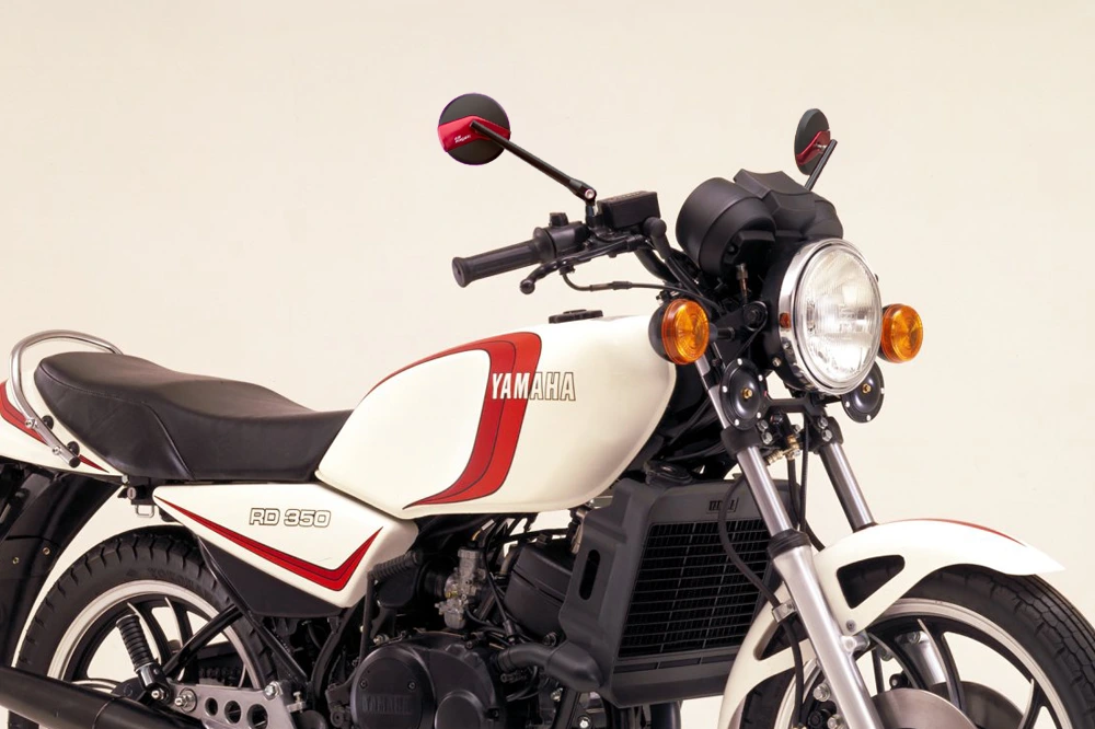 Round motorcycle mirrors Missie red on Yamaha RD350 LC