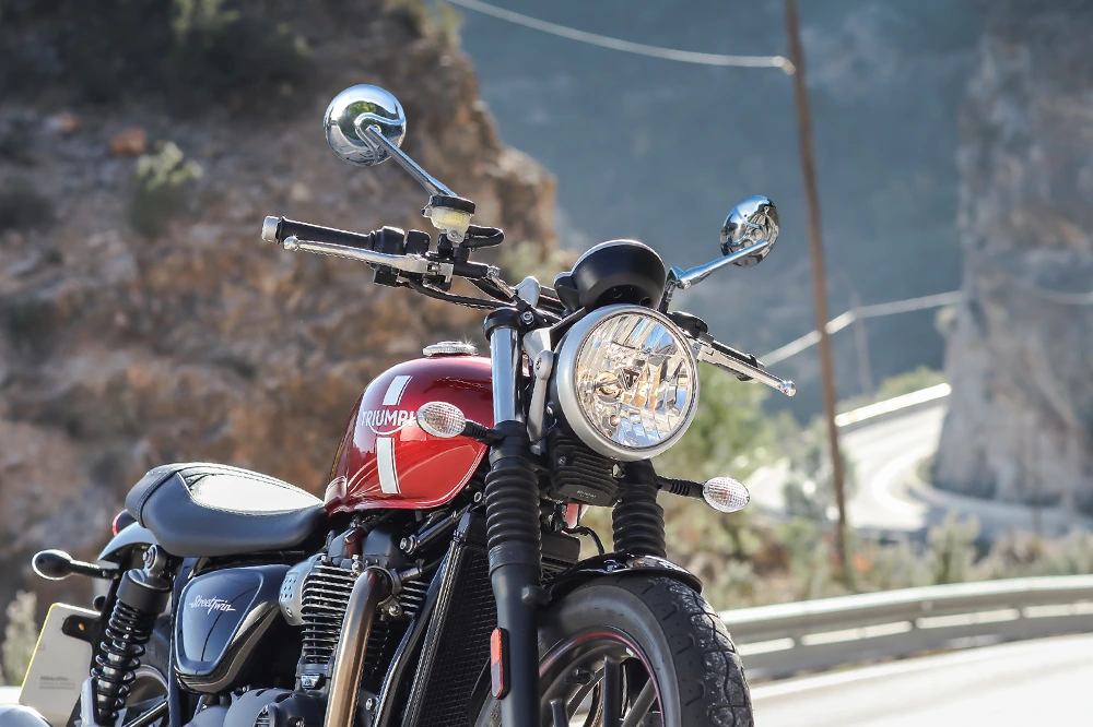 Round motorcycle mirrors Retro chrome on Triumph street twin